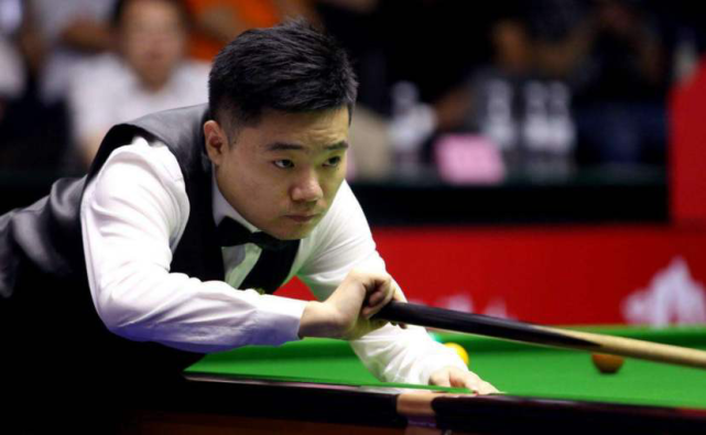 大量观众集 大量观众集